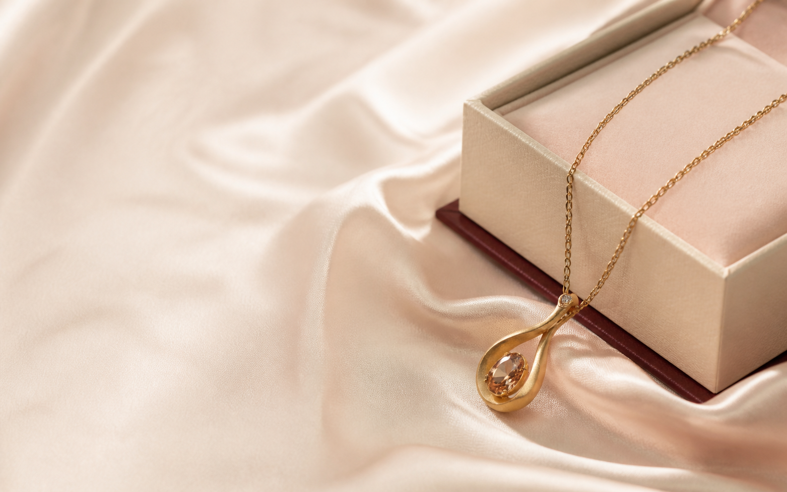 Collier doré sur écrin de soie